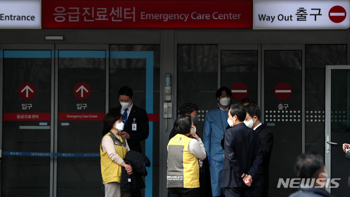 [서울=뉴시스] 추상철 기자 = 더불어민주당 송영길 대표가 선거운동 중 둔기로 피습을 당한 지난달 7일 오후 서울 서대문구 세브란스병원 응급진료센터 앞에서 우상호 의원을 비롯한 당 관계자가 대화하고 있다. 2022.03.07. scchoo@newsis.com