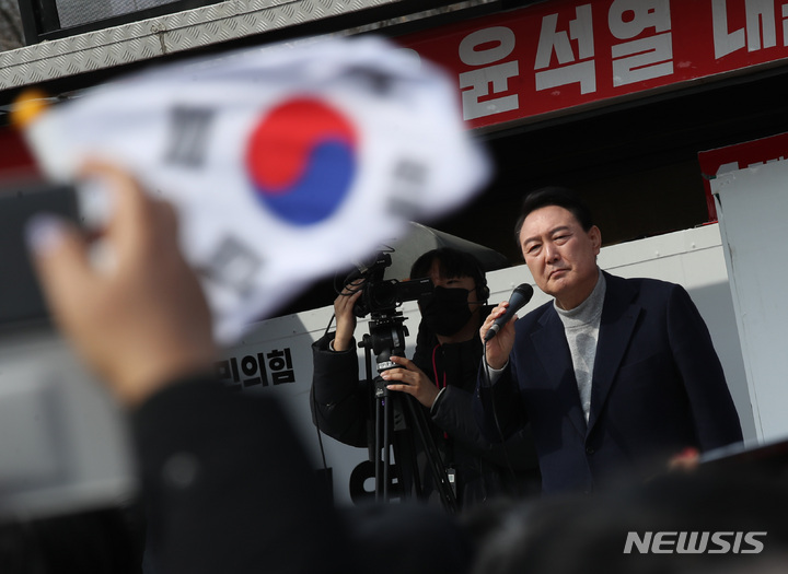 [안양=뉴시스] 전신 기자 = 윤석열 국민의힘 대선 후보가 7일 경기 안양 평촌중앙공원에서 시민들을 향해 지지를 호소하고 있다. 2022.03.07. photo1006@newsis.com