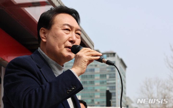 [안양=뉴시스] 전신 기자 = 윤석열 국민의힘 대선 후보가 7일 경기 안양 평촌중앙공원에서 시민들을 향해 지지를 호소하고 있다. (공동취재사진) 2022.03.07. photo@newsis.com