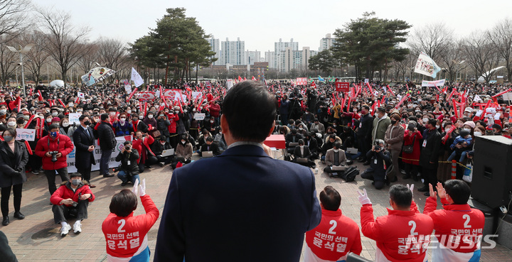 [안양=뉴시스] 전신 기자 = 윤석열 국민의힘 대선 후보가 7일 경기 안양 평촌중앙공원에서 시민들을 향해 지지를 호소하고 있다. (공동취재사진) 2022.03.07. photo@newsis.com