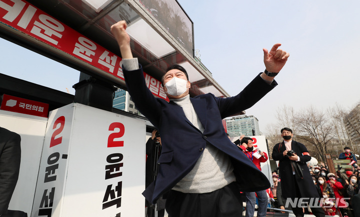 [안양=뉴시스] 전신 기자 = 윤석열 국민의힘 대선 후보가 7일 경기 안양 평촌중앙공원에서 시민들을 향해 지지를 호소하고 있다. (공동취재사진) 2022.03.07. photo@newsis.com