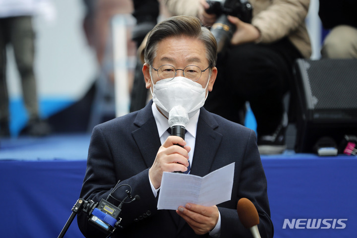 [부산=뉴시스] 최동준 기자 = 이재명 더불어민주당 대선 후보가 7일 부산 중구 창선삼거리에서 유세를 마치고 '부산저축은행 수사 무마 의혹'에 대해 입장발표를 하고 있다. 2022.03.07. photocdj@newsis.com