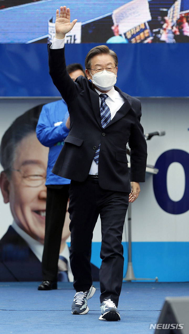 [부산=뉴시스] 최동준 기자 = 이재명 더불어민주당 대선 후보가 7일 부산 중구 창선삼거리에서 유세를 열고 지지를 호소하고 있다. 2022.03.07. photocdj@newsis.com