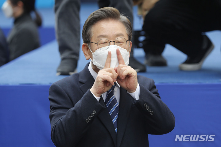 [부산=뉴시스] 최동준 기자 = 이재명 더불어민주당 대선 후보가 7일 부산 중구 창선삼거리에서 유세를 마치고 '부산저축은행 수사 무마 의혹'에 대해 입장발표를 하기 위해 지지자들을 향해 정숙을 요청하고 있다. 2022.03.07. photocdj@newsis.com