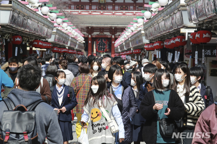 [도쿄=AP/뉴시스] 일본 도쿄 아사쿠사구에 있는 쇼핑거리가 지난 7일 코로나19 예방을 위해 마스크를 착용한 손님들로 북적이고 있다. 2022.03.16.