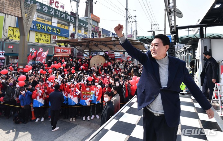 [시흥=뉴시스] 국회사진기자단 = 윤석열 국민의힘 대선 후보가 7일 경기 시흥시 삼미시장 앞에서 열린 유세에서 어퍼컷 세리머니를 하고 있다. 2022.03.07. photo@newsis.com