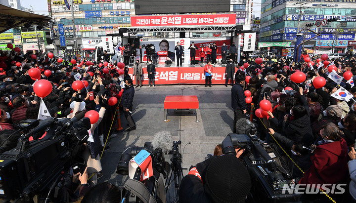 [시흥=뉴시스] 국회사진기자단 = 윤석열 국민의힘 대통령 후보가 7일 경기 시흥시 삼미시장 앞 유세 현장에서 지지를 호소하고 있다. 2022.03.07. photo@newsis.com