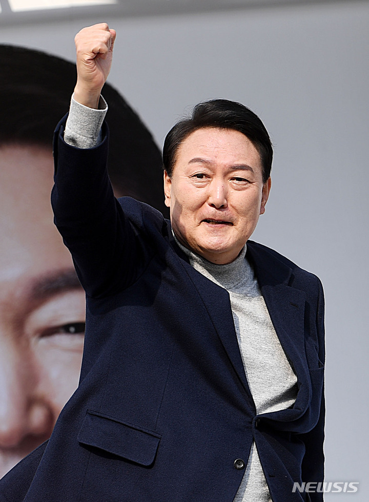 [시흥=뉴시스] 국회사진기자단 = 윤석열 국민의힘 대선 후보가 7일 경기 시흥시 삼미시장 앞 유세 현장에서 어퍼컷 세리머니를 하고 있다. 2022.03.07. photo@newsis.com