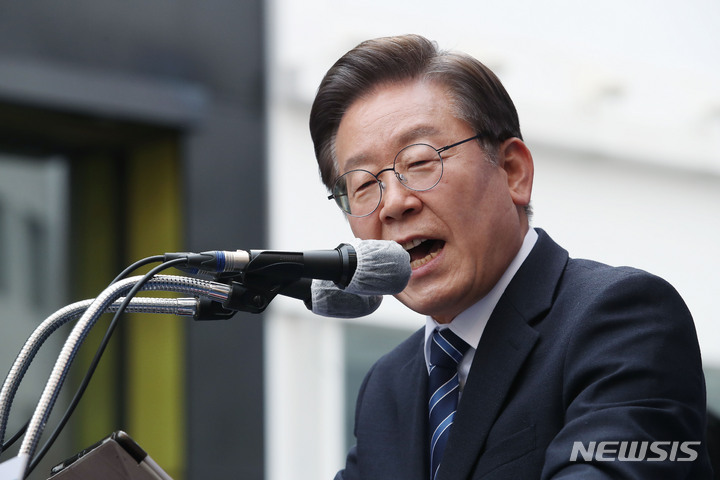 [부산=뉴시스] 최동준 기자 = 이재명 더불어민주당 대선 후보가 7일 부산 중구 창선삼거리에서 유세를 열고 지지를 호소하고 있다. 2022.03.07. photocdj@newsis.com