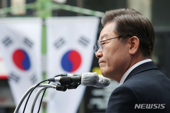 [부산=뉴시스] 최동준 기자 = 이재명 더불어민주당 대선 후보가 7일 부산 중구 창선삼거리에서 유세를 열고 지지를 호소하고 있다. 2022.03.07. photocdj@newsis.com