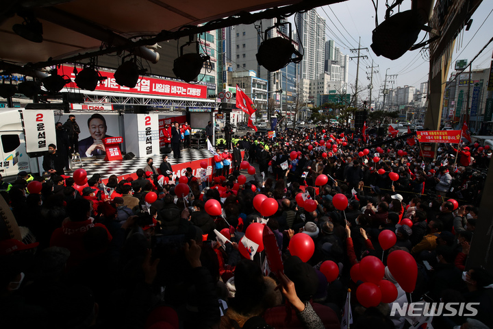 [시흥=뉴시스] 국회사진기자단 = 윤석열 국민의힘 대선 후보가 7일 오후 경기 시흥시 삼미시장 앞에서 열린 유세에서 지지를 호소하고 있다. 2022.03.07. photo@newsis.com