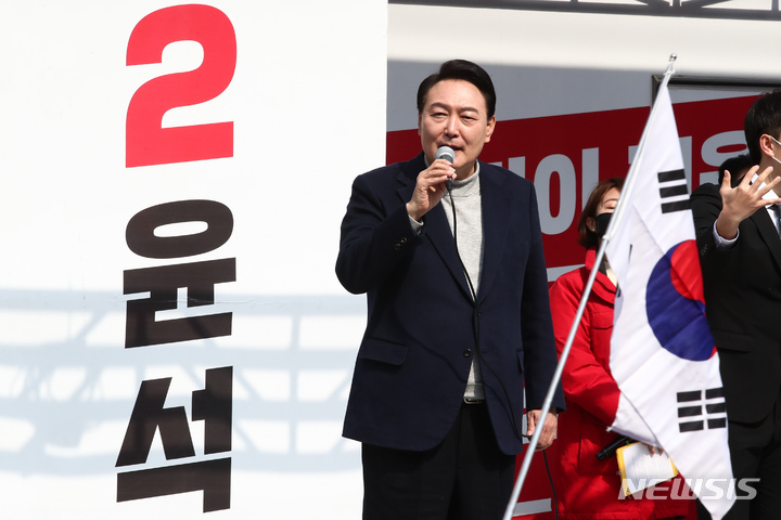 [시흥=뉴시스] 국회사진기자단 = 윤석열 국민의힘 대선 후보가 7일 오후 경기 시흥시 삼미시장 앞에서 열린 유세에서 지지를 호소하고 있다. 2022.03.07. photo@newsis.com