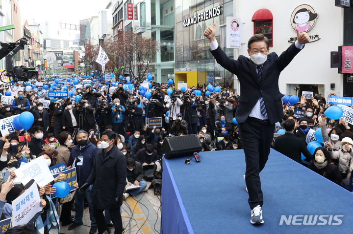 [부산=뉴시스] 최동준 기자 = 이재명 더불어민주당 대선 후보가 7일 부산 중구 창선삼거리에서 유세를 열고 지지를 호소하고 있다. 2022.03.07. photocdj@newsis.com