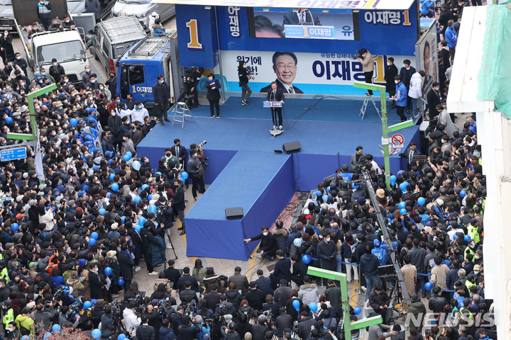 [부산=뉴시스] 최동준 기자 = 이재명 더불어민주당 대선 후보가 7일 부산 중구 창선삼거리에서 유세를 열고 지지를 호소하고 있다. 2022.03.07. photocdj@newsis.com