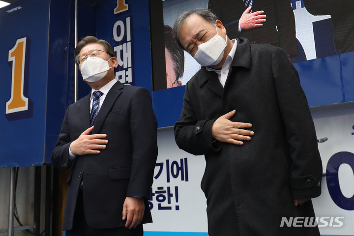 [부산=뉴시스] 최동준 기자 = 이재명 더불어민주당 대선 후보가 7일 부산 중구 창선삼거리에서 유세를 열고 '개비스콘' 배우 김하균 씨와 지지를 호소하고 있다. 2022.03.07. photocdj@newsis.com