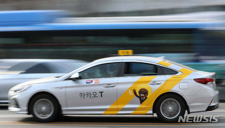 [서울=뉴시스] 이영환 기자 = 7일 오후 서울 시내에서 카카오 택시가 운행을 하고 있다. 서울시는 이날 카카오택시의 승객 골라태우기 정황이 일부 확인돼 택시업계와 공동으로 연간 2회 이상 플랫폼택시 실태조사를 주기적·지속적으로 실시한다고 밝혔다. 2022.03.07. 20hwan@newsis.com