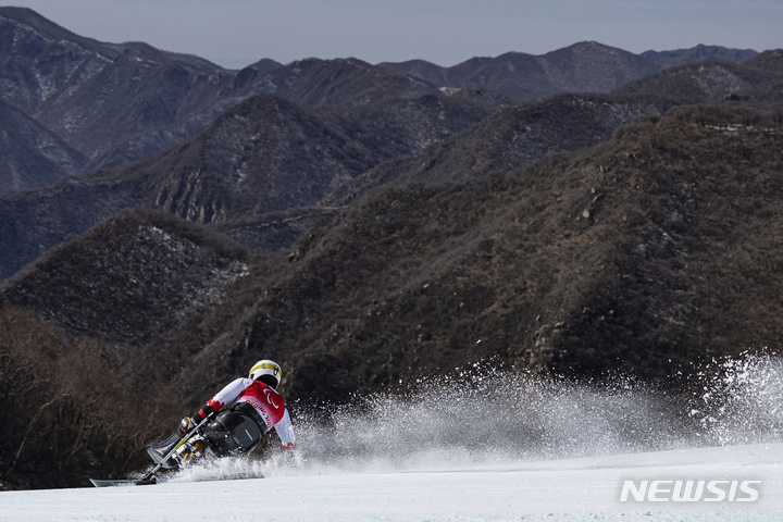 [베이징=AP/뉴시스] 2022 베이징동계올림픽 알파인스키 남자 슈퍼복합 좌식 경기 장면. 