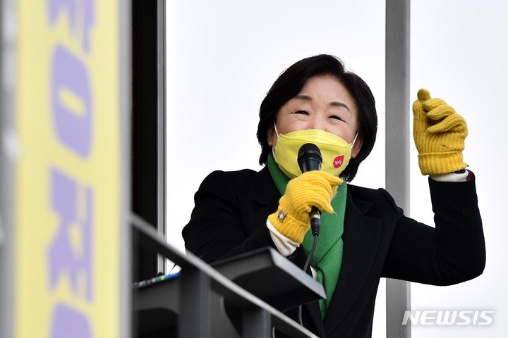 [화성=뉴시스] 국회사진기자단 = 심상정 정의당 대선 후보가 7일 오후 경기 화성시 기아자동차 화성공장 앞에서 퇴근길 노동자들에게 인사를 하며 지지를 호소하고 있다. 2022.03.07. photo@newsis.com