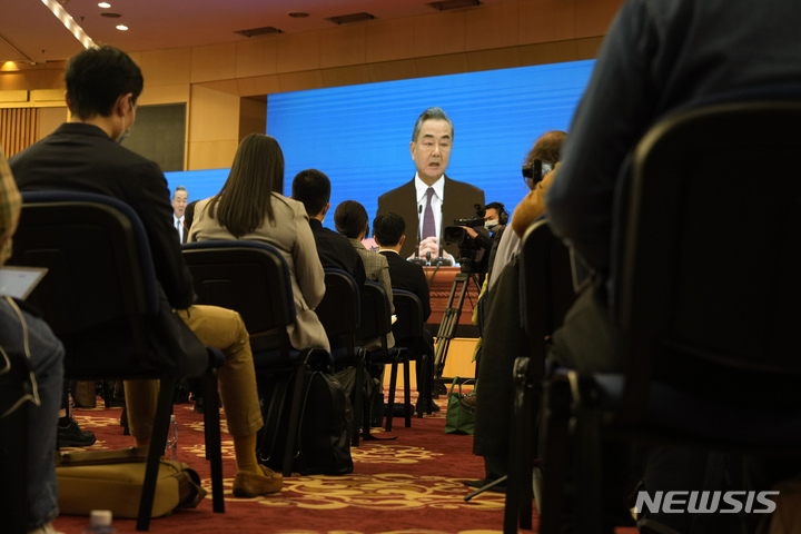 [베이징=AP/뉴시스]왕이(王毅) 중국 외교부장이 7일 베이징에서 열린 전인대 회의와 별도로 화상으로 열린 원격 기자회견에서 발언하고 있다. 왕 부장은 중국은 러시아의 우크라이나 침공에 대한 비난을 거부하며, 러시아는 중국의 가장 중요한 전략적 파트너라고 말했다. 2022.3.7