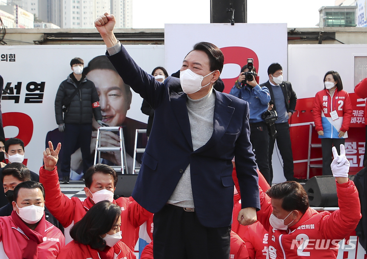 [안산=뉴시스] 국회사진기자단 = 윤석열 국민의힘 대선 후보가 7일 오후 경기도 안산시 단원구 안산문화광장 앞에서 열린 안산 유세에서 지지를 호소하고 있다. 2022.03.07. photo@newsis.com