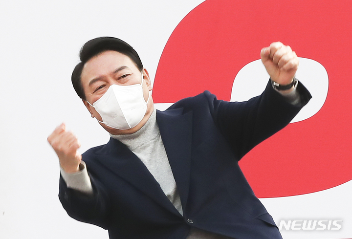 [안산=뉴시스] 국회사진기자단 = 윤석열 국민의힘 대선 후보가 7일 오후 경기도 안산시 단원구 안산문화광장 앞에서 열린 안산 유세에서 지지를 호소하며 어퍼컷 세리머니를 하고 있다. 2022.03.07. photo@newsis.com
