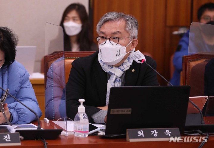 [서울=뉴시스] 김선웅 기자 = 최강욱 더불어민주당 의원이 지난 7일 오후 서울 여의도 국회에서 열린 법제사법위원회 전체회의에서 부산저축은행의 부실 대출 사건의 특검 수사를 요구하고 있다. (공동취재사진) 2022.03.07. photo@newsis.com