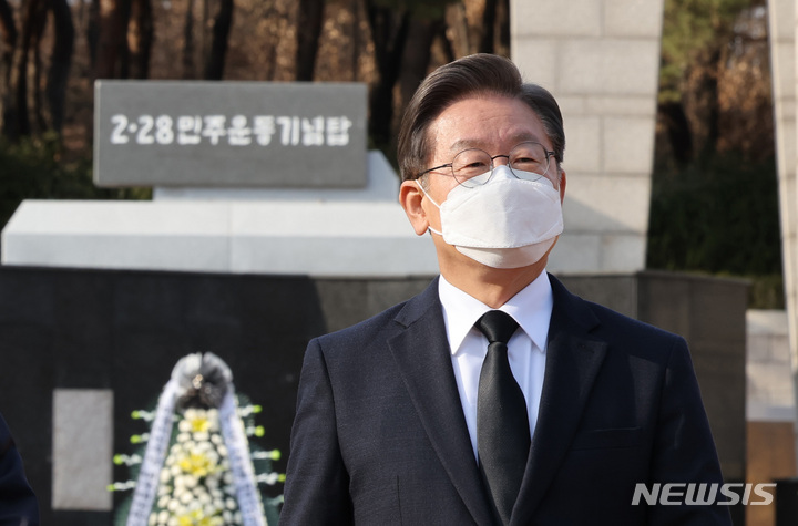 [대구=뉴시스] 최동준 기자 = 이재명 더불어민주당 대선후보가 7일 대구시 두류공원 내 2.28 기념탑 앞에서 열린 '대구경북 대전환! 대구가 바뀌면 대한민국이 바뀝니다' 대구 유세에 참석하기 전 2·28 민주운동기념탑을 참배한 뒤 걸어 나오고 있다. 2022.03.07. photocdj@newsis.com