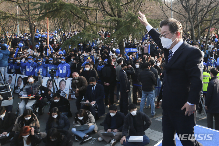 [대구=뉴시스] 최동준 기자 = 이재명 더불어민주당 대선후보가 7일 오후 대구 달서구 두류공원에서 '대구경북 대전환! 대구가 바뀌면 대한민국이 바뀝니다' 유세를 열고 유권자를 향해 인사하고 있다. 2022.03.07. photocdj@newsis.com