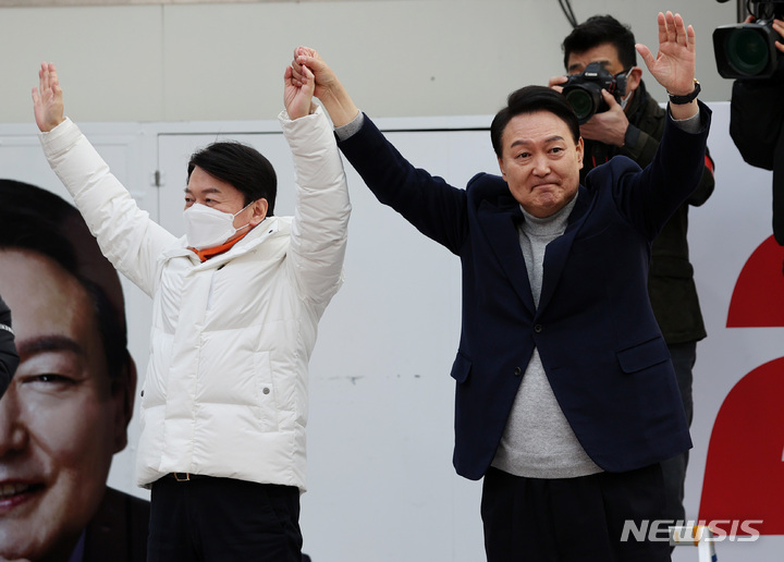 [화성=뉴시스] 국회사진기자단 = 윤석열 국민의힘 대선 후보와 안철수 국민의당 대표가 7일 경기 화성 동탄센트럴파크에서 시민들을 향해 지지를 호소하고 있다. 2022.03.07. photo@newsis.com