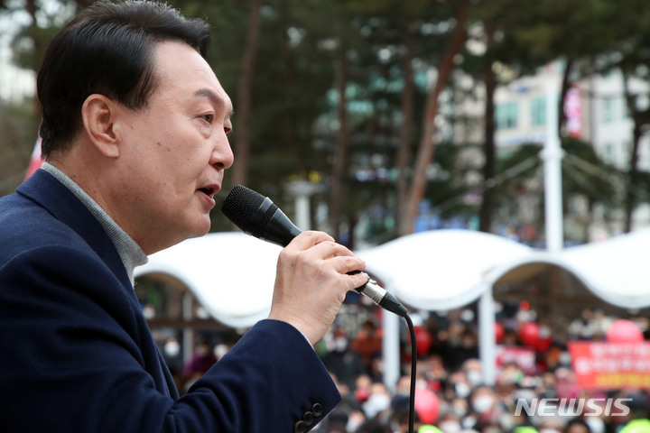[화성=뉴시스] 국회사진기자단 = 윤석열 국민의힘 대선 후보가 7일 경기 화성 동탄센트럴파크에서 시민들을 향해 지지를 호소하고 있다. 2022.03.07. photo@newsis.com