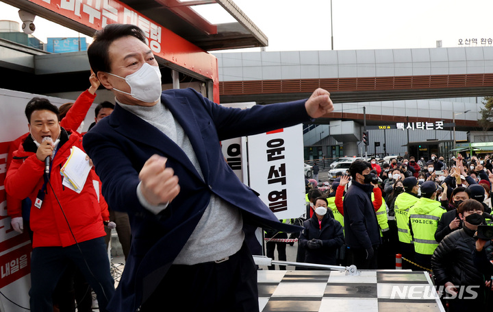 [오산=뉴시스] 국회사진기자단 = 윤석열 국민의힘 대선 후보가 7일 경기 오산역 광장에서 시민들을 향해 지지를 호소하고 있다. 2022.03.07. photo@newsis.com