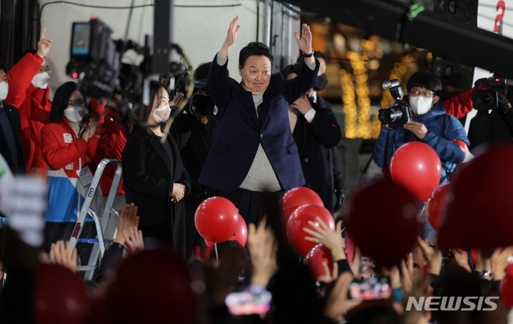 [평택=뉴시스] 국회사진기자단 = 윤석열 국민의힘 대선 후보가 7일 경기 평택역 광장에서 시민들을 향해 지지를 호소하고 있다. 2022.03.07. photo@newsis.com