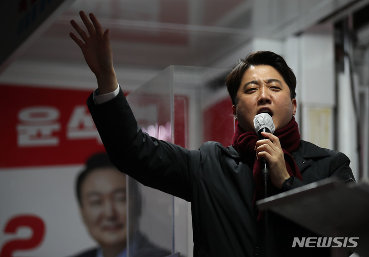 [제주=뉴시스] 우장호 기자 = 이준석 국민의힘 대표가 7일 오후 제주시청 인근 거리에서 열린 집중유세에 참석해 윤석열 대선 후보의 지지를 호소하고 있다. 2022.03.07. woo1223@newsis.com