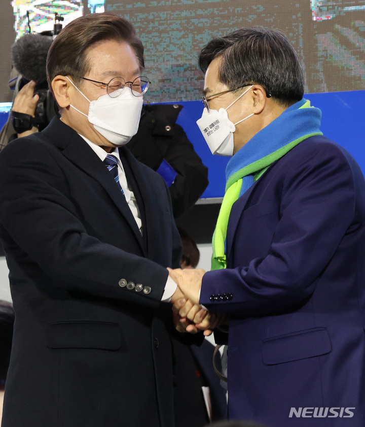 [대전=뉴시스] 최동준 기자 = 이재명 더불어민주당 대선 후보가 7일 대전 서구 KB국민은행 둔산갤러리아 지점 앞에서 유세를 열고 새로운물결 김동연 대표와 손을 잡고 있다. 2022.03.07. photocdj@newsis.com