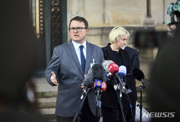 [헤이그=AP/뉴시스]우크라이나 측 대표단을 대리하는 안톤 코리네비치 대표(왼쪽)와 옥사나 졸로타르요바 우크라이나 외무부 국제법 담당 국장이 7일(현지시간) 네덜란드 헤이그 국제형사재판소(ICC) 앞에서 기자회견을 하고 있다. 2022.03.07.
