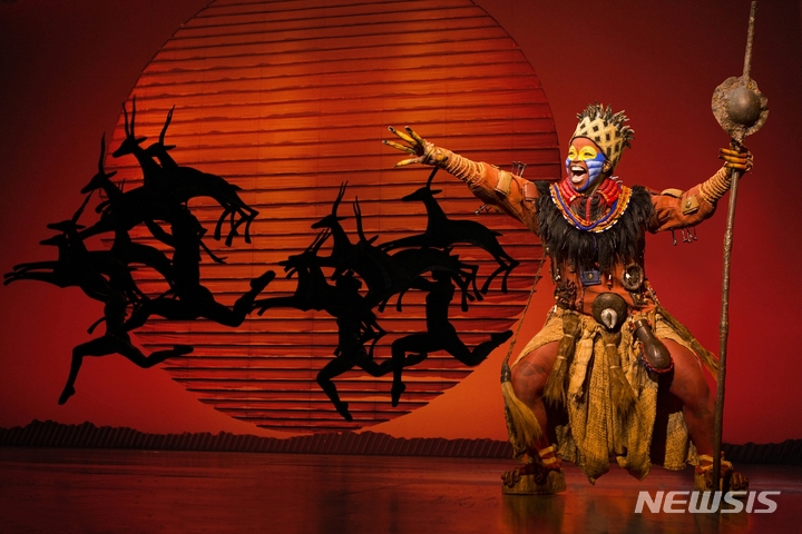 [서울=뉴시스] '라이온 킹' 인터내셔널 투어의 한 장면. Mukelisiwe Goba as Rafiki and the North American Tour Company - THE LION KING - Photo by Joan Marcus ⓒDisney (사진=에스앤코 제공) 2022.03.08. photo@newsis.com *재판매 및 DB 금지