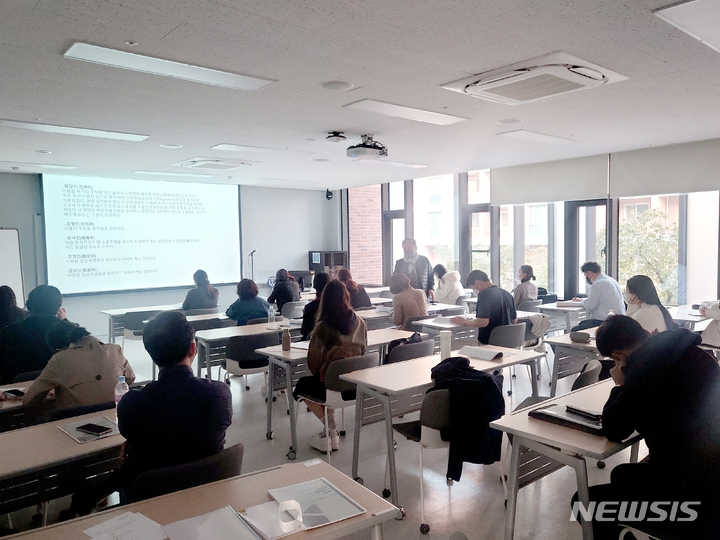 [서울=뉴시스] 한국미술품감정연구센터는 연세대학교와 함께 문화재 미술품 감정평가 인력 양성을 위한 입문-심화 과정이 개설했다.