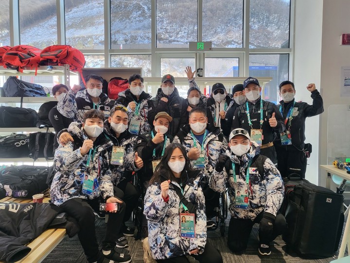 [서울=뉴시스] 우크라이나에 응원 물품 보낸 한국 선수단. (사진 = 대한장애인체육회 제공) *재판매 및 DB 금지