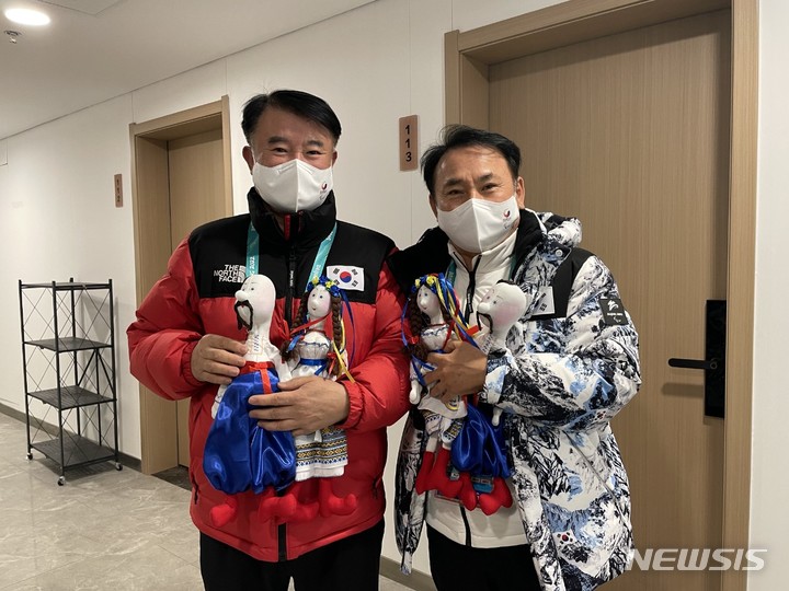 [서울=뉴시스] 우크라이나에 응원 물품 보낸 한국 선수단. (사진 = 대한장애인체육회 제공) *재판매 및 DB 금지