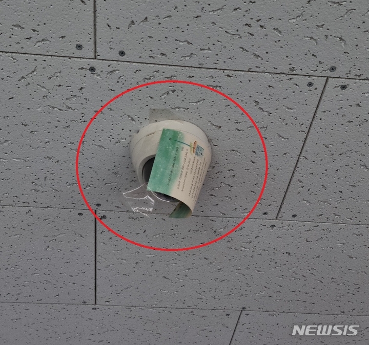 [부천=뉴시스] 정일형 기자 = 부천시선거관리위원회 사무국장실에 설치된 CCTV가 종이로 가려져 있는 모습. (사진은 국민의힘 제공) 