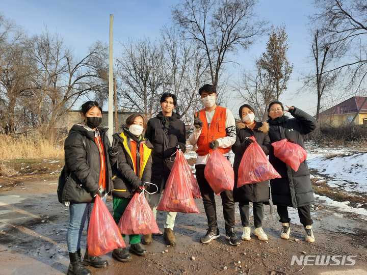 키르기스국제대학(KIUC) 학생들이 쓰레기를 수거 등 봉사활동한 모습. (사진=경동대학교 제공)