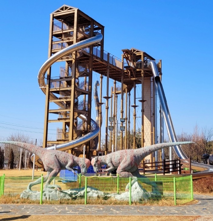 [익산=뉴시스] 강명수 기자 =전북 익산시는 왕궁보석테마관광지 내에 야외 놀이체험 시설인 익스트림 슬라이드타워를 개장했다고 8일 밝혔다. (사진 =익산시 제공) 2022.03.08. photo@newsis.com *재판매 및 DB 금지