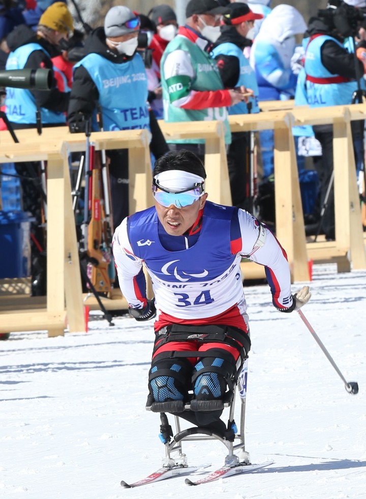 [서울=뉴시스] 신의현이 8일 중국 장자커우 국립바이애슬론센터에서 열린 2022 베이징동계패럴림픽 바이애슬론 남자 좌식 10㎞에서 레이스를 펼치고 있다. (사진 = 대한장애인체육회 제공) *재판매 및 DB 금지