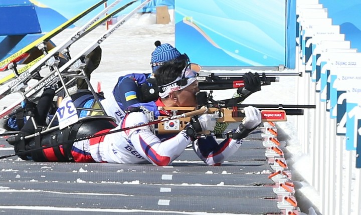 [서울=뉴시스] 신의현이 8일 중국 장자커우 국립바이애슬론센터에서 열린 2022 베이징동계패럴림픽 바이애슬론 남자 좌식 10㎞에서 사격을 하고 있다. (사진 = 대한장애인체육회 제공) *재판매 및 DB 금지
