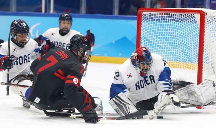 [서울=뉴시스] 한국 파라아이스하키 대표팀이 8일 중국 베이징 국립실내경기장에서 열린 캐나다와의 2022 베이징동계패럴림픽 A조 조별리그 2차전에서 경기를 하고 있다. (사진 = 대한장애인체육회 제공) *재판매 및 DB 금지
