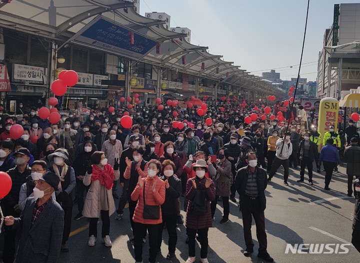 [대구=뉴시스] 정창오 기자=대구시 중구 서문시장에서 8일 오후 열린 국민의힘 윤석열 대선후보의 유세에 수많은 청중이 참석해 윤 후보의 연설을 듣고 있다. 2022.03.08. jco@newsis.com