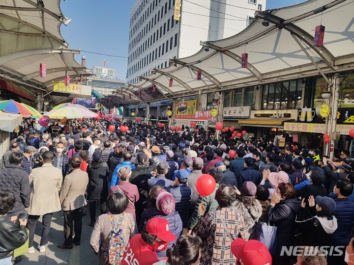[대구=뉴시스] 정창오 기자=대구시 중구 서문시장에서 8일 오후 열린 국민의힘 윤석열 대선후보의 유세에 수많은 청중이 참석해 윤 후보의 연설을 듣고 있다. 2022.03.08. jco@newsis.com