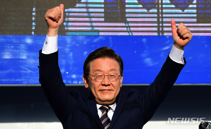 [광명=뉴시스] 국회사진기자단 = 이재명 더불어민주당 대선 후보가 8일 오후 경기 광명시 철산로데오거리에서 유세를 하며 지지를 호소하고 있다. 2022.03.08. photo@newsis.com