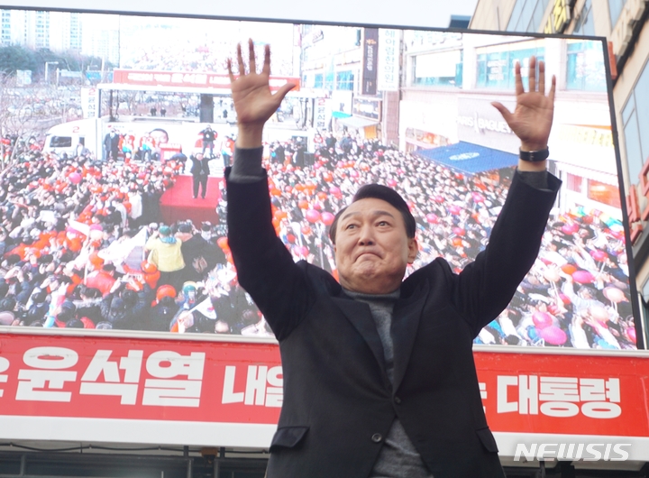 [대전=뉴시스] 조명휘 기자 = 윤석열 국민의힘 대선후보가 8일 대전 유성구 지족동 지하철 노은역 광장에서 유세를 펼치며 지지를 호소하고 있다. 2022.03.08. photo@newsis.com