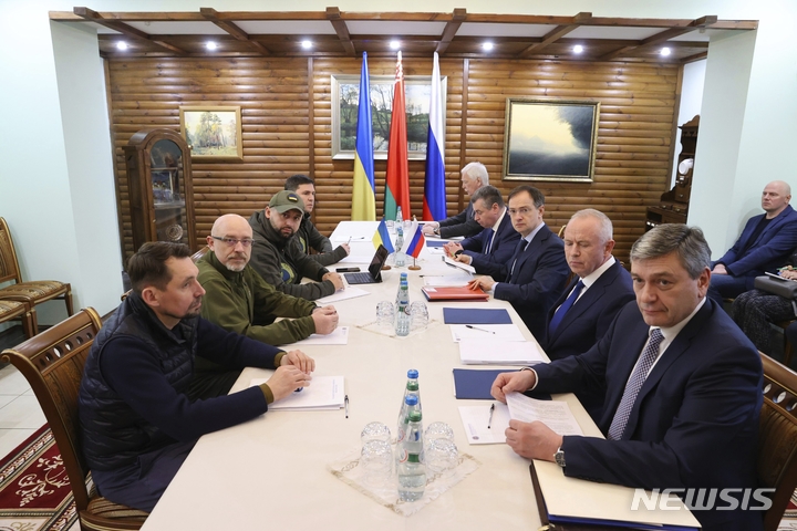 [AP/뉴시스] 지난 3월7일(현지시간) 러시아와 우크라이나 대표단이 폴란드-벨라루스 국경 지역 국립공원에서 평화회담을 하고 있다. 2022.12.28.